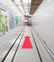 ３分直進してください。